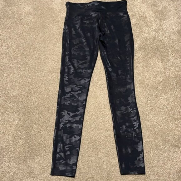 Spanx women’s faux leather black / gray camouflage leggings size large. - Picture 4 of 9